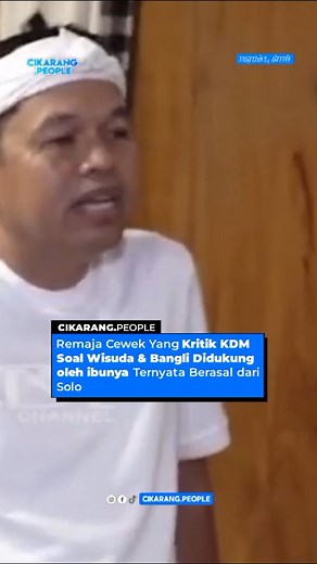 • Remaja Cewek Alumni SMA negeri 1 Cikarang Utara yang Sebelumnya Viral Mengkritisi Kang Dedi Mulyadi terkait dengan Wisuda Perpisahan dan Penggusuran Bangunan Liar di Kabupaten Bekasi didukung oleh ibunya yang ternyata bukan penduduk asli Bekasi melainkan berasal dari Solo, Jawa Tengah dalam unggahan Video di YouTube Kang Dedi Mulyadi Channel, orang nomor satu di Jabar tersebut menanyakan kepada ibu remaja untuk memilih anaknya perpisahan membayar atau perpisahan dilarang (26/4/25) "Ibu lebih s