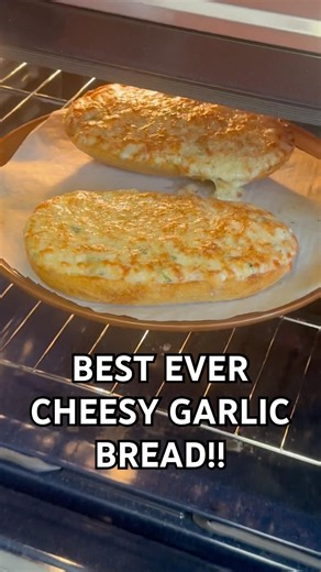 The best at-home cheesy garlic bread 🥖 ~FULL recipe in description~ #homemade