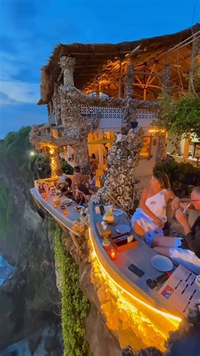 Eating with an incredible view in Indonesia ✅ 📍 Malini Uluwatu is a famous restaurant on the cliffs of Uluwatu, Bali, Indonesia 🇮🇩 🌅 It's the perfect spot to enjoy breathtaking sunsets. Tag that person you'd love to have dinner with in this unique place 😍👇🏼 🎥 @traveler / @park_is_jee | FareCompare.com