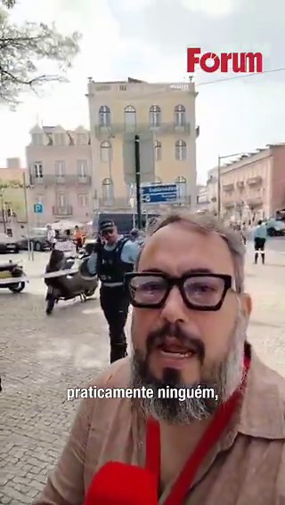A tão prometida mobilização avassaladora de extrema direita para rechaçar a presença do presidente Lula em Portugal “flopou” totalmente nesta terça-feira (21), em Lisboa. O ato foi convocado em tom colérico pelo líder extremista André Ventura, que controla a legenda ultrarreacionária Chega, prometendo muitos insultos ao estadista brasileiro. Ele mesmo compareceu às portas do Palácio Nacional de Belém, acompanhado de boa parte da bancada do partido na Assembleia da República. No entanto, a inicia