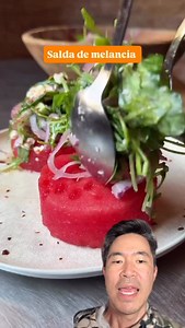 🍉 SALADA DE MELANCIA 🧀🌿 Sabe aquela salada que é linda, refrescante e surpreendente? 😍 Essa mistura de melancia suculenta, queijo feta cremoso e rúcula é uma explosão de sabores — doce, salgada, ácida e levemente picante! 💫 Ideal para servir como entrada ou acompanhar pratos leves. ☀️ 🥗 Ingredientes: 🍉 400 g de melancia (em fatias grossas ou cubos grandes) 🌿 20 g de rúcula 🧀 100 g de queijo feta esfarelado 🌿 2 ramos de endro (ou dill), rasgados à mão 🧅 ½ cebola roxa (em meias-luas fin