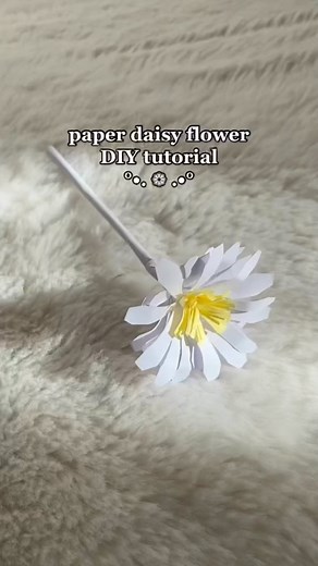 Tami | paper daisy flower diy °•. ❁.•° • • • • • • #paperflower #paperdaisy #paperflowerdiy #ppetflowertutorial #diys #tutorial #paperflowers... | Instagram