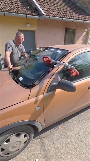 Front Car Windshield Replacement: Precise Positioning Using a Vacuum Holder