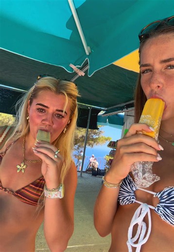 the way we just make friends with everyone here i love it sm #eurosummer #vlog #diml #relatable #greece
