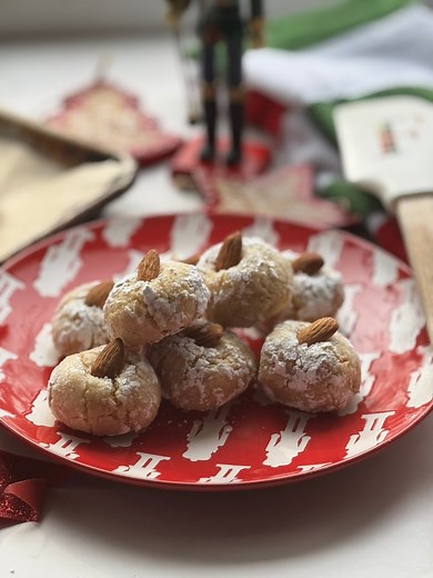 This classic Italian cookie is so easy and delicious! And the bonus is they are naturally gluten free! Full recipe: https://frannielovesfood.com/christmas-desserts/italian-almond-cookies/ #christmas #christmascookies #italiancookies #christmastime #recipe #cookies #cookiesofinstagram #baking #homebaker #homemade #italianchristmas #food #foodstagram #instafood #eeeeeats #sweets #cookiegram | Frannie Loves Food