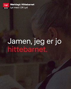 For 55 år siden blev et spædbarn fundet alene i en førsteklasses togkupé. Barnet var Anette. Men det finder hun først ud af, da hun som voksen hører om et andet hittebarn og mærker en uforklarlig samhørighed. Nu begynder hendes søgen: Hvem er jeg? Hvorfor blev jeg efterladt? Og af hvem? Find ny sommerlytning, du ikke kan slippe i DR Lyd 🎧 | DR LYD