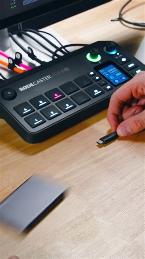 Tienda de instrumentos musicales | Guitarras | DJ | Fender on Instagram: "🎥🎙️ Con el RØDECASTER VIDEO S, cualquiera puede convertirse en podcaster. Y cuando decimos cualquiera… es cualquiera de verdad. Da igual si empiezas desde cero o si quieres llevar tu podcast o videocast al siguiente nivel: esta consola lo hace fácil 🚀 Plug & play, calidad profesional y control total, sin líos técnicos. ✨ Perfecto para: 🎙️ Podcasts 🎥 Videocasts 📺 Streaming 📱 Contenido para redes sociales Menos compli