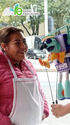 Nuestro querido #Makaua salió a las calles de la CDMX a preguntarle a las personas de qué forma festejan las fiestas patrias; qué hacen, qué cenan. Veamos qué le respondieron 🤭🎤📻🇲🇽 #sondeo #radioeducacion #reportero #audiencia #titere #fiestaspatrias #independenciademexico #gastronimiamexicana #musicamexicana | Radio Educación