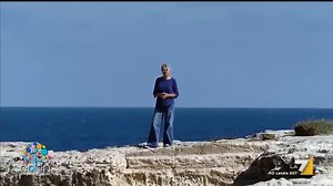 Licia Colò ci parla della zona archeologica di Roca vecchia (Melendugno - Lecce) e della grotta della Poesia Salento.it 💛❤ Maggiori info qui 👇 https://video.salento.it/4547-la-meravigliosa-storia-della-grotta-della-poesia-a-roca-di-melendugno-un-sito-archeologico-da-difendere-per-la-sua-fragilita/ | Salento.it