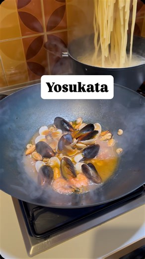 Ola_interior on Instagram: "YOSUKATA 13.5” Carbon Steel Wok Pan – Pre-Seasoned Flat Bottom Pow Wok for Stir Fry, BBQ, Grill & Camping – Traditional Japanese Chinese Cookware – Compatible with Induction, Electric, Gas, Open Fire Brand YOSUKATA Material Carbon Steel Special Feature BBQ, Gas Stovetop Compatible, Grill, Induction Stovetop Compatible, Open Fire Color Black Capacity 0.44 Gallons Compatible Devices Electric Coil , Gas, Smooth Surface Induction #yosukata #wok #carbonsteelwok #ásiancuisi