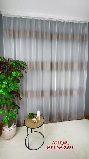 Îți dorești un aspect plin de naturalețe în casa ta?🏡Perdeaua bamboo model palmieri bej impresionează printr-o textură fină și delicată🎀ce conferă locuinței un ambient primitor dar si o eleganță aparte✨Palmierii de culoare bej sunt brodați simetric pe toată suprafața perdelei, conturând într-un mod autentic fereastra din orice încăpere🖼️Indiferent de anotimpul de afară🌷☃️🍂⛱️cu ajutorul acestei perdele vei simți în fiecare moment căldura zilelor însorite și te vei bucura de prezența naturii 