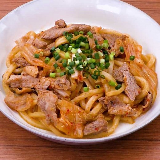 間違いない美味しさ！ 豚キムチのシンプル焼きうどんのレシピ動画・作り方 | デリッシュキッチン