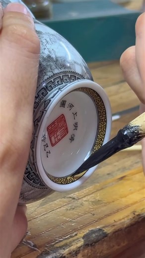 The remarkable ceramic artisans of Jingdezhen possess extraordinary skills. Their works, such as ceramic inlaying, micro-calligraphy, and porcelain panel paintings, are truly breathtaking. Netizens say, “This is truly a national treasure-level craft! #JingdezhenCeramics #CeramicArt #JingdezhenCeramic #Craftsmanship #porcelain