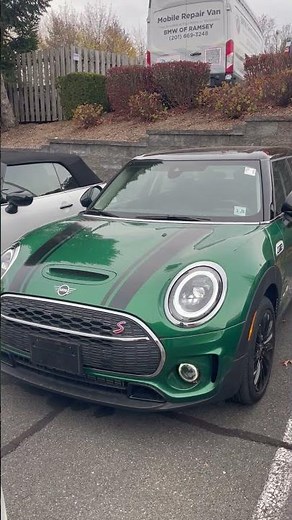 The MINI Clubman in British Racing Green blends iconic design with outstanding performance💚