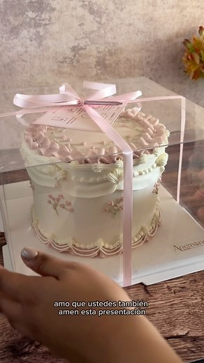 1.1K views · 10K reactions | ya no cambio la presentación por nada del mundooo‼️ desde hace ya unos meses hice el cambio a estas cajitas que están súper en tendencia 懶 y wow con lo mucho que elevan la presentación de los pastelitos朗✨ amo que amen sus pasteles, que se tomen mil fotitos con ellos y se vayan super contentas‍↕️﫶 #cakedecorating #vegan #pastelespersonalizados #cake #pastelesmonterrey | Anemone Bakery | Facebook