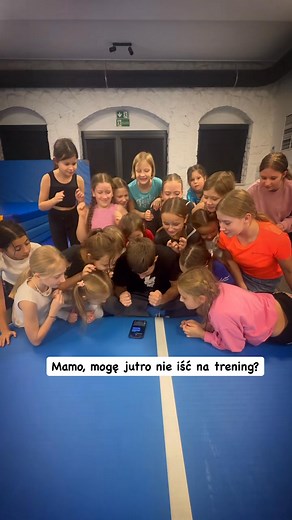 Kiedy myślisz, że ominiesz trening... ale przypominasz sobie, że to TY prowadzisz zajęcia 😅🔥 Bycie trenerem to nie tylko praca — to pasja, energia i setka małych uśmiechów na sali. No to... idziemy! 🧡💪🏻 – #ElevenDanceAcademy #Myślenice #trening #akrobatyka #zżyciasali | Eleven Dance Academy