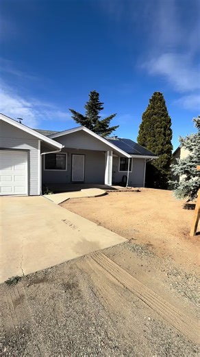 📍3860 E Teri Court, Prescott Valley, AZ, 86314 Listed at $412,744 3 bedrooms 2 bathrooms 1,424 sqft 2-car garage Has a deck No HOA Lisset Beltran REALTOR ® | Glow realty✨ 📞 (928)899-6303 📧 lisset@Glowreaz.com Hablo español Listing agent: Cody Anne Yarnes w/ Rent Right And Home Right #prescottvalley #AZ #hometour #realestate #noHOA