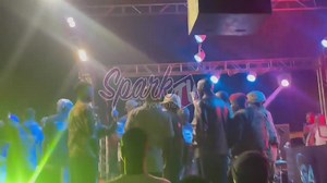 King Saha asaliddwaako ku siteegi bwabadde ku Hotel Calendar era ayimirizamu okuyimba okumala akaseera. #DailySoup | SPARK TV