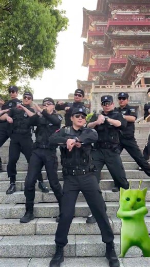 Alien Kitten Dances: Unearthly Green Feline Moves