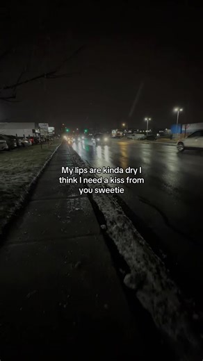 inniz- (@inniz)’s video of kissing her lips