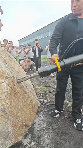#Rock splitting machine