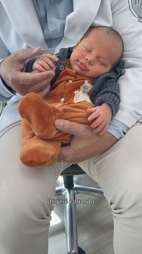 Os movimentos rítmicos e o balançar do bebê no colo são duas coisas poderosíssimas para relaxar e acalmar os bebês. 👉Muito toque, toque seu bebê enquanto mama, toque seu bebê quando fala com ele, toque seu bebê para facilitar o soltar dos gases, toque seu bebê para ajudar na frequência evacuatória, toque seu bebê para induzir o sono, enfim toque… #maternidade #maternidadereal #gravida #gestante | Dr. José Eduardo - Osteopata D.O