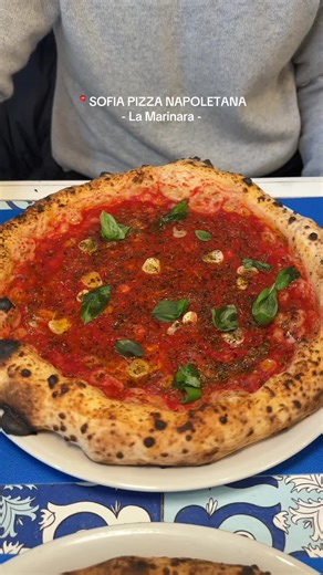 Pochi elementi, carattere deciso. Un gusto essenziale che parla di tradizione, lentezza e verità, in un piccolo spazio nel cuore di Roma, vicino Piazza Navona. 🍕🇮🇹 - Few elements, bold character. An essential taste that speaks of tradition, slowness, and truth, in a small, intimate space in the heart of Rome, near Piazza Navona. 🍕🇮🇹 ✨SOFIA PIZZA NAPOLETANA ✨ 📍Corso del Rinascimento, 3, 00186 Roma RM #food #pasta #pizza #pizzeria #pizzaspot