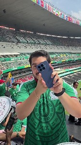 Mira por acá lo fácil y rápido que es tomar fotografía en movimiento. Usamos el telefoto del Xiaomi 17T Pro para capturar un par de retratos.