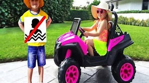 Diana quiere nadar en la piscina. Roma está cobrando por usar la piscina y ¡quiere que su hermana le de dinero! Diana distrae a su hermano ofreciendo malteadas y juguetes. Diana logra zambullirse en la piscina, pero no por mucho tiempo... Suscríbete a Diana Bebe - http://bit.ly/2t8am5W (Videos para niños - Diana y Roma en español). El Instagram de Diana https://www.instagram.com/kidsdianashow/ El Instagram de Roma: https://www.instagram.com/kidsromashow/ Kids Diana Show - http://bit.ly/2k7NrSx v