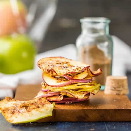 Crunchy, Cinnamon-Spiced Apple Chips Ready in Just 6 Minutes!