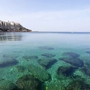 The crystal-clear sea at Gozo's beautiful Marsalforn Bay as pollution levels decline due to coronavirus! 💙😱🌊💎☀😎😍 All clouds have a silver lining! Il-baħar ċar kristall fil-bajja sabiħa ta' Marsalforn f'Għawdex hekk kif il-livell ta' tniġġis fil-baħar naqas sew minħabba l-koronavirus! 💙😱🌊💎☀😎😍 Kull deni ħudu b'ġid! 🎥 instagram.com/patbugeja | Malta Weather