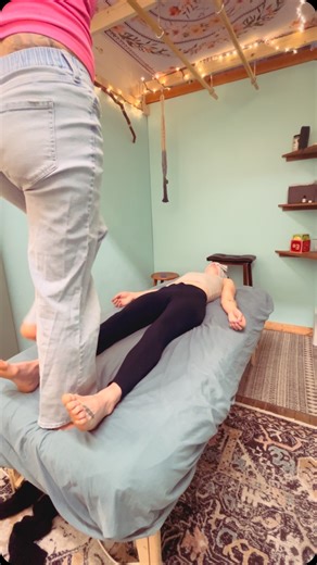 Licensed Massage Therapist on Instagram: "POV: You trade britches with your homie so you can give her Ashi Thai 😆 Coming March 5 & 6th Crested Butte will be hosting its first @deepfeet_bar_therapy Ashi Thai class 2 days, 9-6pm $550 tuition $200 deposit Drop Ashi Thai in the comments and I’ll send you a class booking link 🙏🏼 #massage #massagetherapist #yoga #thaimassage #partner"