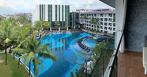 🌟 Spotlight on The Stones Hotel - Legian Bali, Autograph Collection 🌟 We are taking you for a tour through one of Bali’s most popular beachfront resorts. Famous for its stunning pool, fun swim-up bar and the longest happy hour(s) in Bali, The Stones offers a fun and luxury stay, right on Legian’s beachfront! 🌊 And for those of you already familiar with this property, we have some exciting news. You can now also book the private 5 story, 4 bedroom Presidential Suite when staying here. It featu