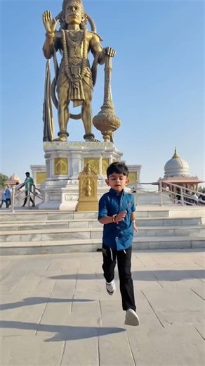 Bajrangbali ka Chota Bhakt! 🙏✨ | Hanuman Mandir mein Nanhe Balak ki Shradha 🕉️ | #shorts #hanuman