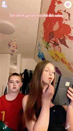 Don’t disturb your girlfriend while she’s putting on makeup #lol #gf #viral #makeup #prank