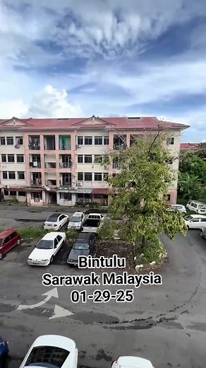 Bintulu has been struck by a massive flood, leaving major roads impassable and trapping residents in their homes. The flooding was triggered by continuous heavy rainfall from Tuesday until today, causing water levels to rise overnight. Landslides have also been reported, further cutting off key routes and damaging infrastructure. In response, affected communities are being evacuated to temporary relief centres across Bintulu. According to the Malaysian Meteorological Department, heavy downpours 