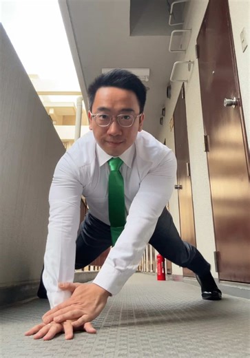 消防士的筋トレ挑战：西装与绿色领带