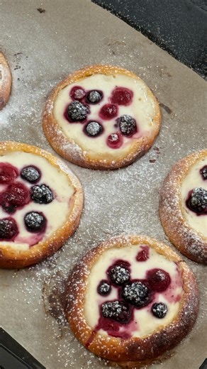 A L E K S A N D R A 🤍 on Instagram: "🎄 Russian Skinny Christmas Buns Macros (per bun): Calories ~100 Protein ~20g Fat ~6 g Carbs ~9–10 g Ingredients (5 buns): • Cottage cheese 5% — 300 g • Egg — 1 • Oat flour — 25 g • Almond flour — 25 g • Regular flour — 20 g • Baking powder — 5 g • Sweetener (erythritol / allulose) — to taste • Vanilla • Pinch of salt Filling: • Greek yogurt 2–5% — 150 g • Sweetener — to taste • Vanilla • Berries (cherry / blueberries) — optional How to make: 1️⃣ Mix cottage