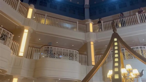 [LIVE] « Salagadou, la menchikabou, la Bibidi Bobidi Bou » 🪄 Fairy Godmother nous accueille en chanson dans la rotonde du Disneyland Hotel ! 🎶 | ED92