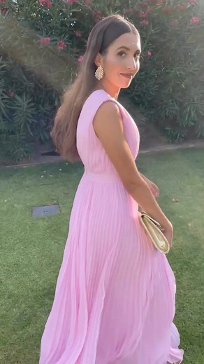 The most important thing for us at JJ’s House is to make sure that each dress we make makes you feel as confident as possible. It’s gorgeous to see how @miisspinkie shines wearing one of our dresses we made for her. 💕 #JJsHouse #JJsWoman #BeautifulDress #BeautifulYou #Craftmanship #HandMadeForYou #MadeWithLove #WeddingAttire #SpringWedding #SummerWedding #WeddingFashion #MadeToOrder #WeddingGuest #CocktailDress #WeddingGuestInspiration #PinkDresses | JJ's House