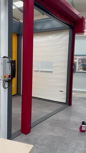 Démonstration porte Novozip de chez Novoferm Industrie