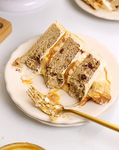 If you love banoffee pie, you'll love this banoffee cake!! It's made with fluffy banana cake layers, a delicious toffee filling, and whipped vanilla frosting! Get the recipe here: https://chelsweets.com/banoffee-cake/ | Chelsweets