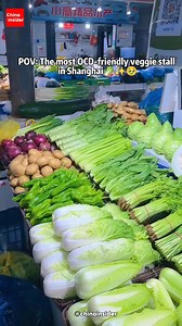 At Pudong Wande Market in Shanghai, there’s one vegetable stall that’s gone viral for being too perfect. Every bundle of greens, every pile of mushrooms, every row of beans—lined up so neatly it could calm your soul just by looking at it 🥬📏@shanghaiinsider Locals say the seller has been arranging veggies like this for years, turning an ordinary wet market stall into something oddly satisfying to shop at. Some even joke it’s “the tidiest vegetable stall in Shanghai”🫡 Would you dare to mess up 