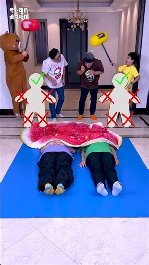 Desafío de cubrirse con una manta, ¡muy divertido! Empecemos a jugar #juegosdefiesta #divertido