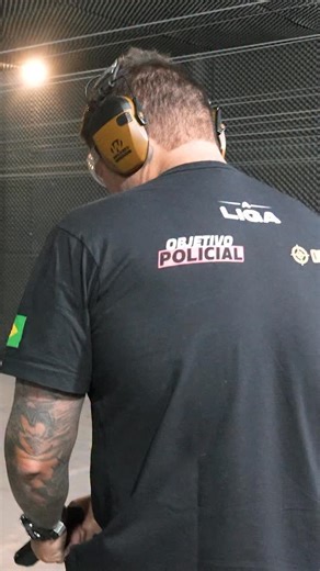 Perfil EG 02 on Instagram: "No estande de tiro não é só apertar o gatilho. É postura, é atenção, é entender o processo. Só qual? Só a falta. Que é isso, Johnny? Postura. Você ainda não vai dar tiro. Antes disso, você precisa conhecer a arma. Aqui tudo tem fase. Primeiro observar, depois visualizar, entender o posicionamento e só então executar. O Rodrigo passa toda a base, todos os posicionamentos, para que você entenda o que está fazendo e por que está fazendo. O que eu quero que você repare ne