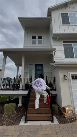 Elvis has left the building… to show you THIS house 🕺 3-story home in Holbrook Farms, Lehi: ✨ Modern kitchen with island ✨ Primary suite with spa bathroom ✨ HOA covers landscaping & snow removal ✨ Blocks from Primary Children’s & 40-acre park ✨ Minutes from Silicon Slopes Can’t help falling in love with this one 💙 DM us! 📍 Lehi | Holbrook Farms • • • • • #wildeteam #utahrealestate #utahhomes #lehi #holbrookfarms #elvis #elvisinpersonator #elvispresley #burninglove #utahlife #homebuyers #beuta