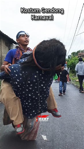 Carrying costume creation at carnival event