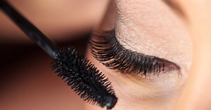 Comment retirer du mascara sur la paupière sans effacer son maquillage ?