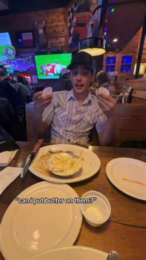 ooop #texasroadhouse #butter #teamwork #funnyvideo #viralvideo | texas roadhouse butter