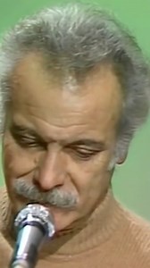 Parlez-moi de la pluie et non pas du beau temps Le beau temps me dégoute et m'fait grincer les dents ♫♪ - "L'Orage", ici en live 🎥 Vidéo complète : https://GeorgesBrassens.lnk.to/LOrageLiveVidFP | Georges Brassens